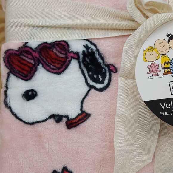 Peanuts Snoopy VelvetLoft Plush Blanket Full/Queen 90"x90" By Berkshire Hearts - Picture 8 of 9